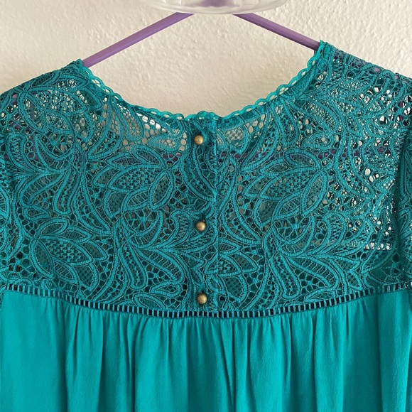 Gorgeous emerald green lace top - Picture 6 of 6